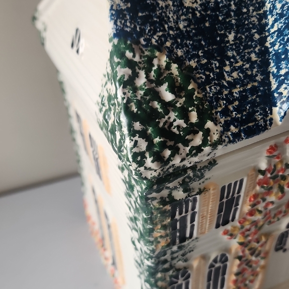 Charming House Cookie Jar with Floral Accents. - Picture 11 of 15